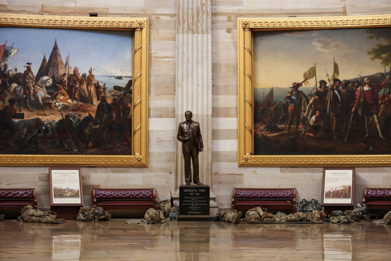 Militari ai Gărzii Naţionale se odihnesc în Capitoliul SUA sub nişte tablouri cu scene din istoria SUA