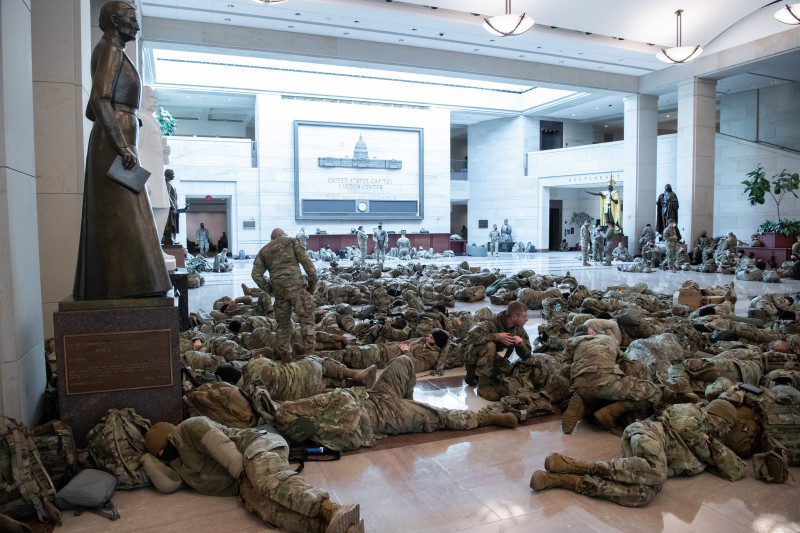 Militari ai Gărzii Naţionale se odihnesc în Capitoliul SUA