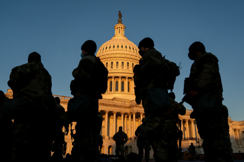 militari ai Gărzii Naţionale în faţa Capitoliului SUA