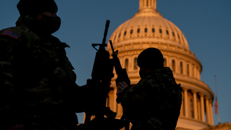 Arme de asalt distribuite militarilor Gărzii Naţionale a SUA în faţa Capitoliului.