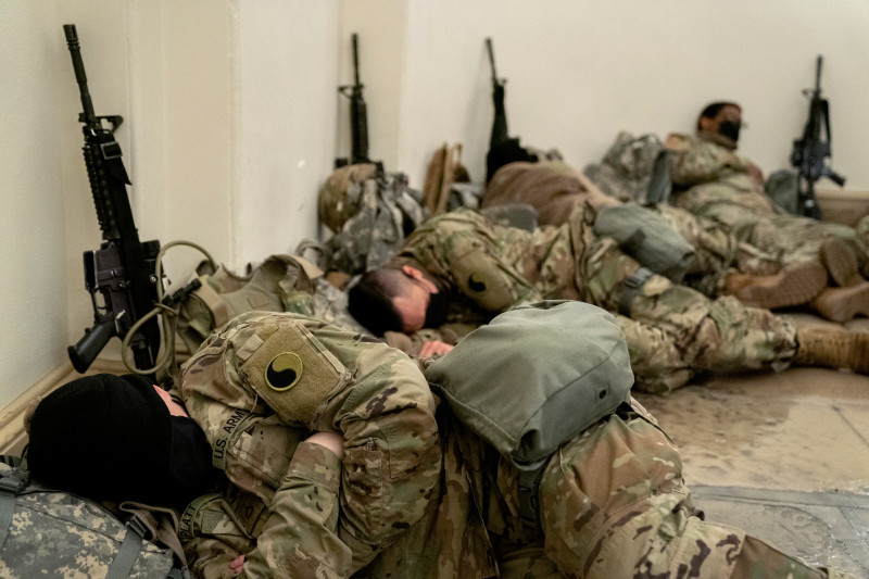 Militari din Garda Naţională a SUA dorm, cu puştile sprijinite de pereţii Capitoliului