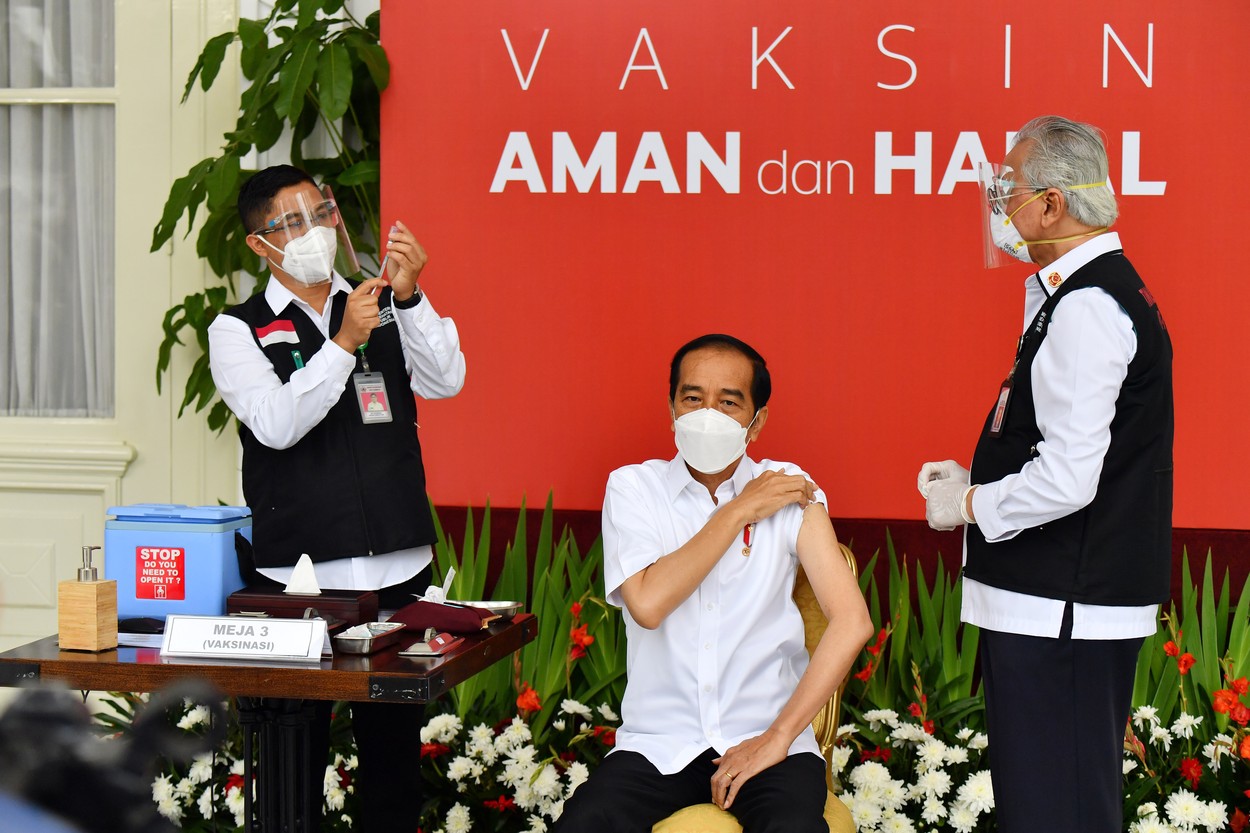 De ce a ales Indonezia să vaccineze tinerii înaintea persoanelor în vârstă? Vicepreședintele de 77 de ani nu va fi imunizat curând