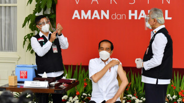 președintele indoneziei se vaccinează
