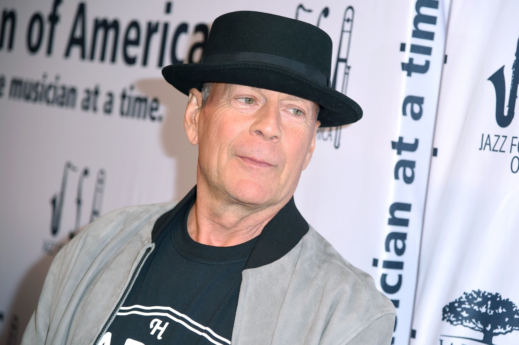 Bruce Willis a fost dat afară dintr-o farmacie pentru că a refuzat să poarte mască: „A fost o eroare de judecată”