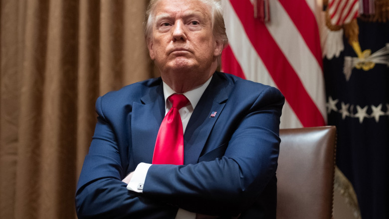 Donald Trump stă cu mâinile încrucișate în Biroul Oval