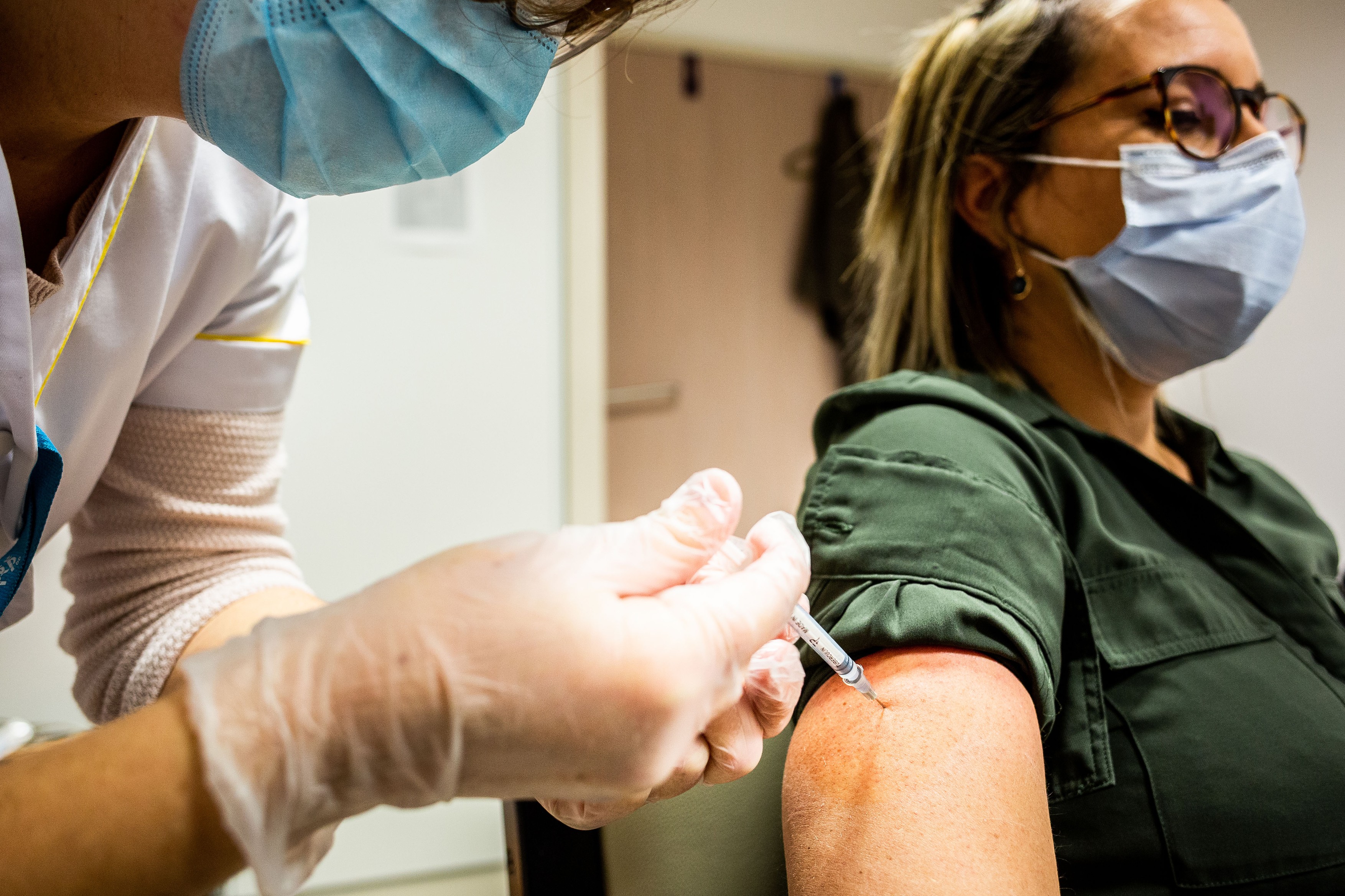 Franța recomandă o singură doză de vaccin pentru persoanele care au fost infectate cu coronavirus