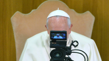 papa Francisc în faţa unei camere TV, are chipul complet acoperit de cameră