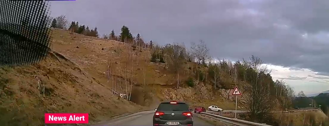 VIDEO. Depășire periculoasă pe drumul spre Sibiu. Șoferul inconștient, pe punctul să ajungă într-o râpă