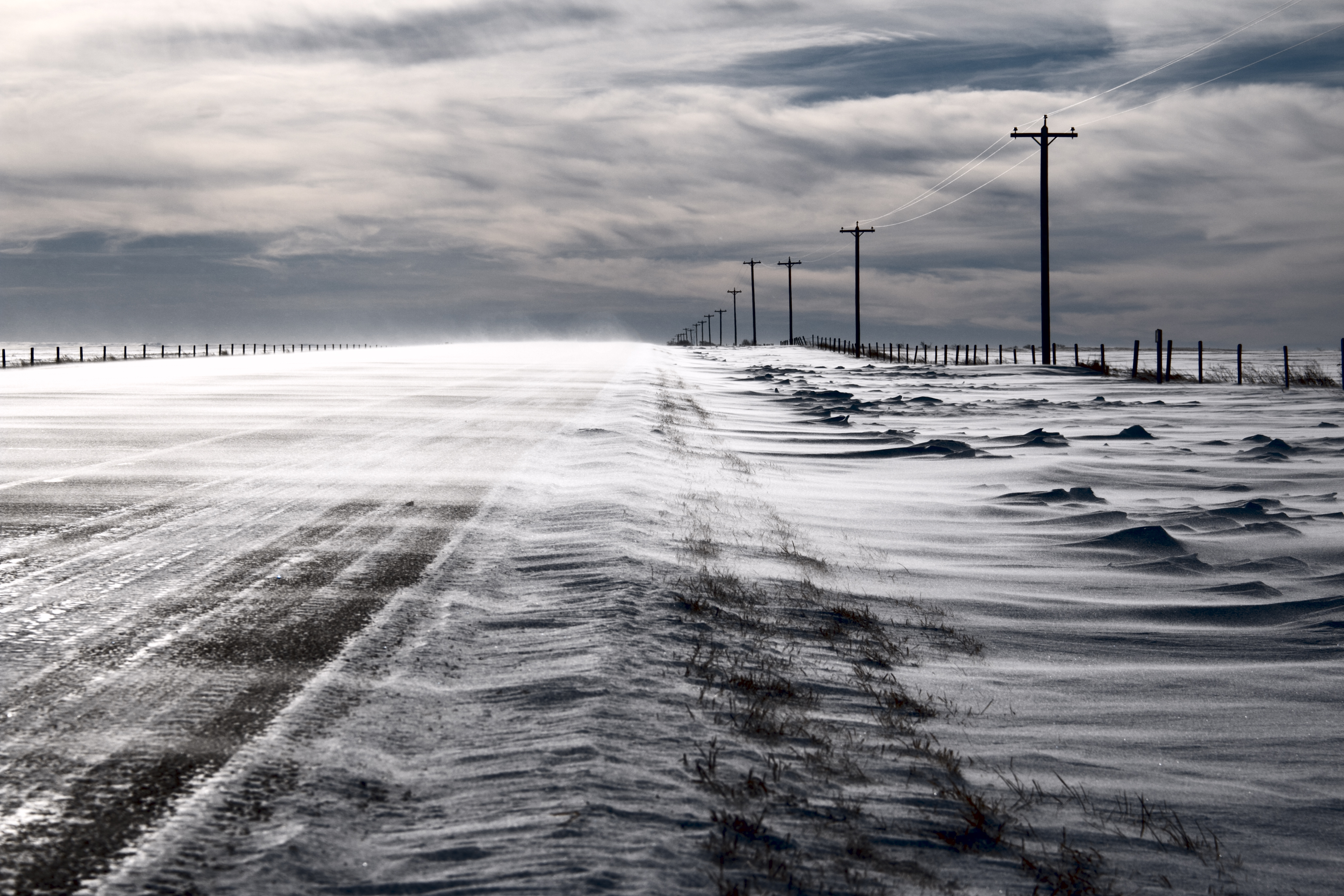 Vremea se răcește puternic. Avertizări meteo cod portocaliu și cod galben pentru ninsori și viscol puternic