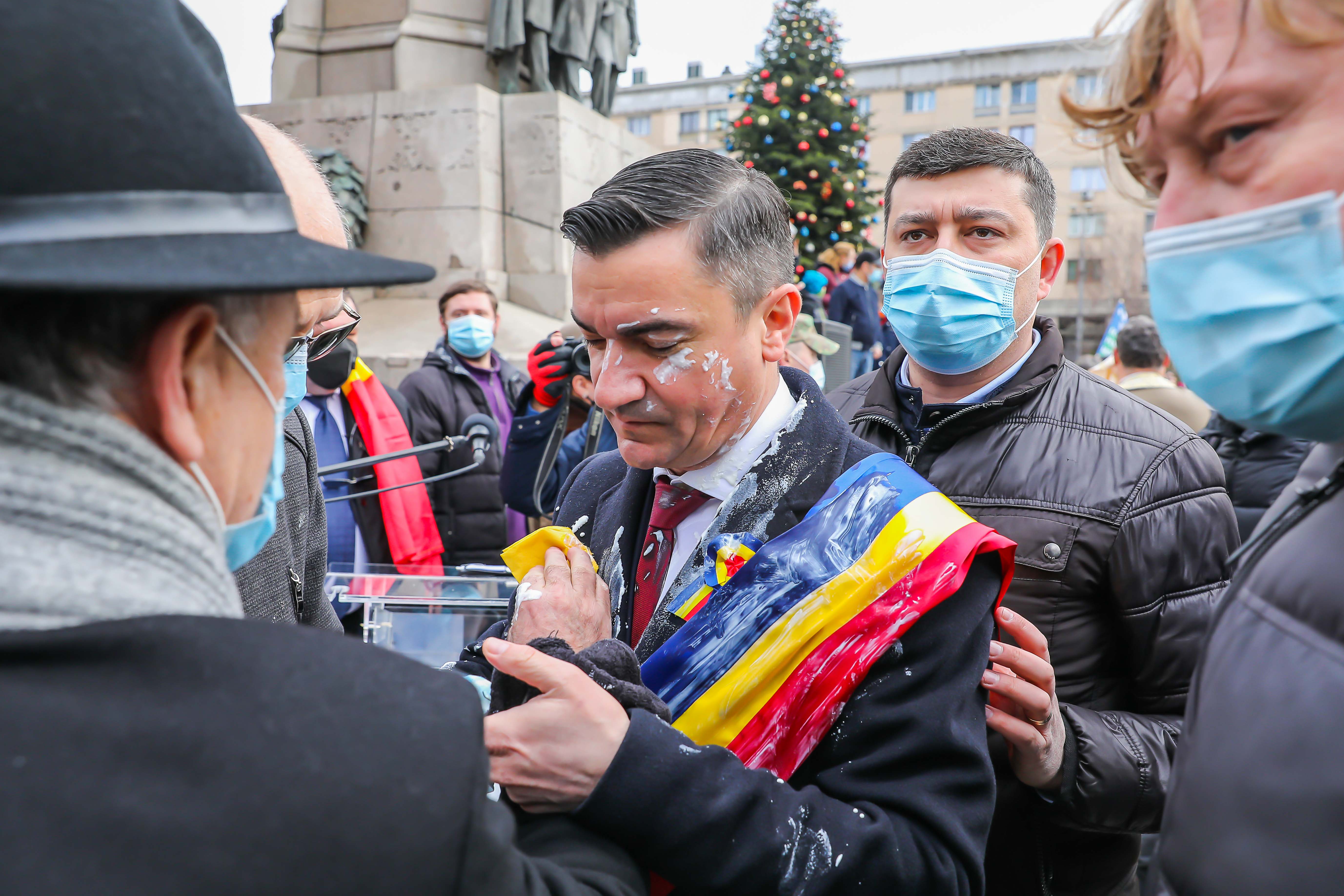 Primarul din Iași, Mihai Chirica, a fost atacat cu iaurt în timp ce se afla în Piața Unirii, de Ziua Principatelor