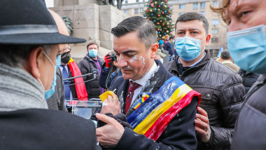 Primarul din Iași a fost atacat cu iaurt.