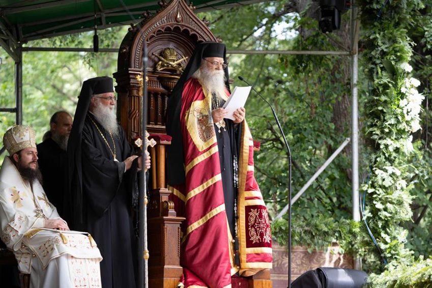 Arhiepiscopul Sucevei şi Rădăuţilor: Preoţii prinşi că „citesc viitorul” riscă să fie daţi afară din Biserică şi să devină laici