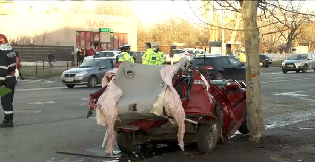 Patru răniți grav într-un accident în București. Două mașini s-au ciocnit violent într-o intersecție - VIDEO