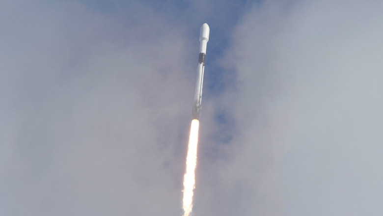 racheta falcon 9 a fost lanasata cu 143 de sateliti