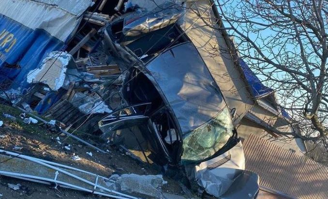 FOTO | Accident grav: Un mort și doi răniți după impactul violent dintre două mașini. Un BMW s-a lipit de peretele unei case