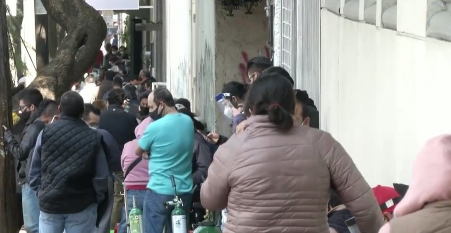 Opt ore la coadă pentru un tub de oxigen. În Mexic, oamenii recurg la soluții dramatice pentru a-și salva rudele bolnave