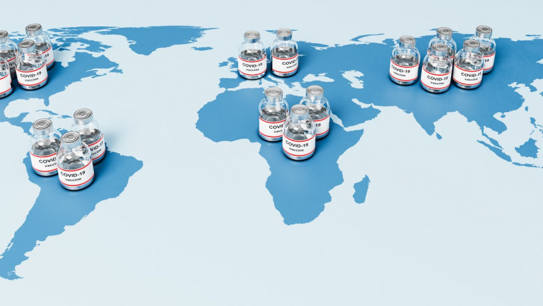 doze de vaccin așezate pe harta lumii