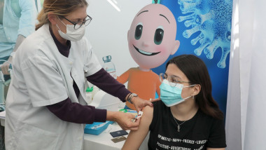 adolescenta din israel care se vaccineaza