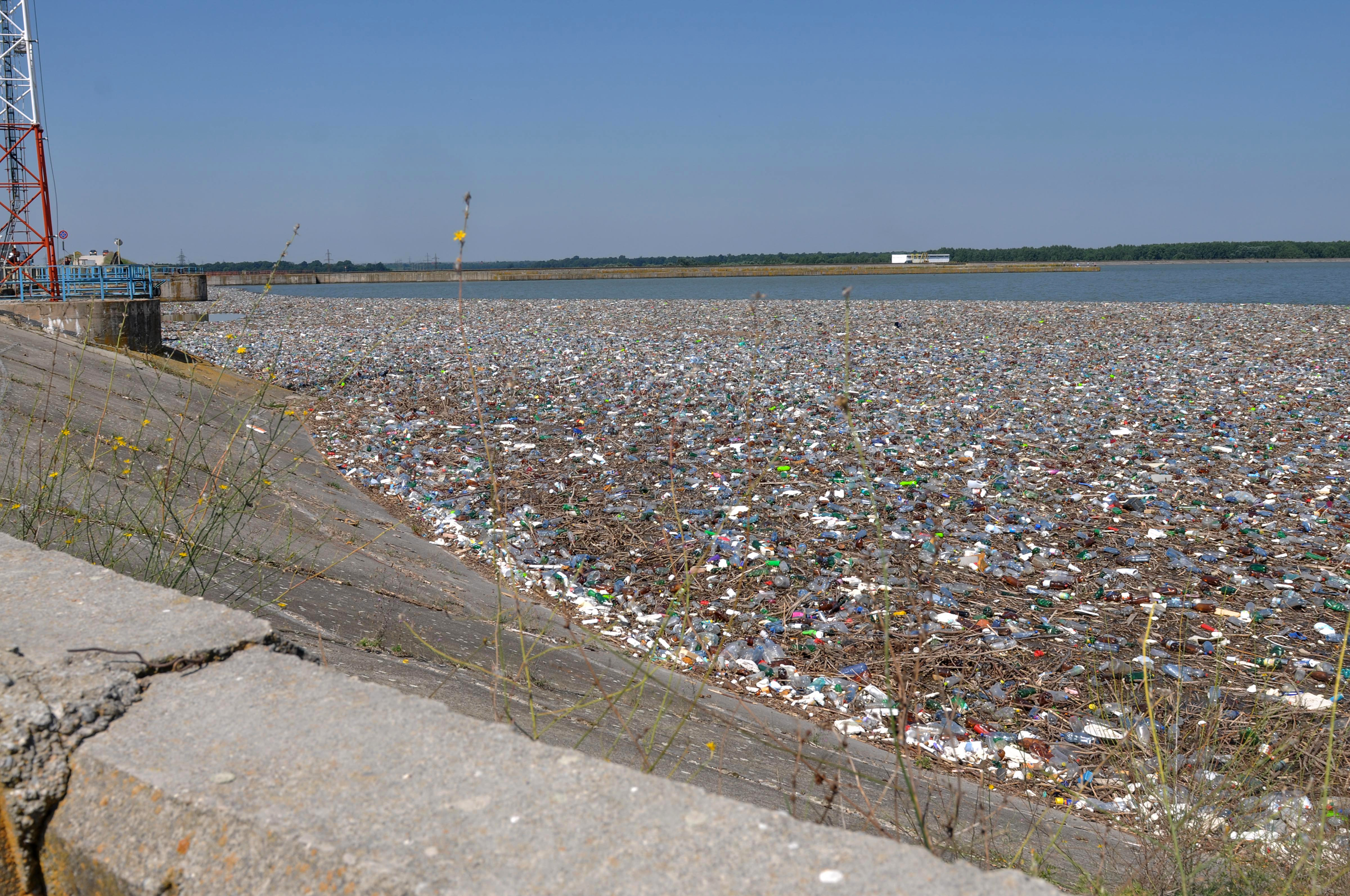 Înșelăciune cu deșeuri. Peste 8 milioane de lei din reciclarea falsă de peturi