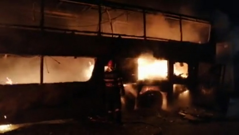 Un autocar cu 44 de pasageri a luat foc pe A1, aproape de Sibiu