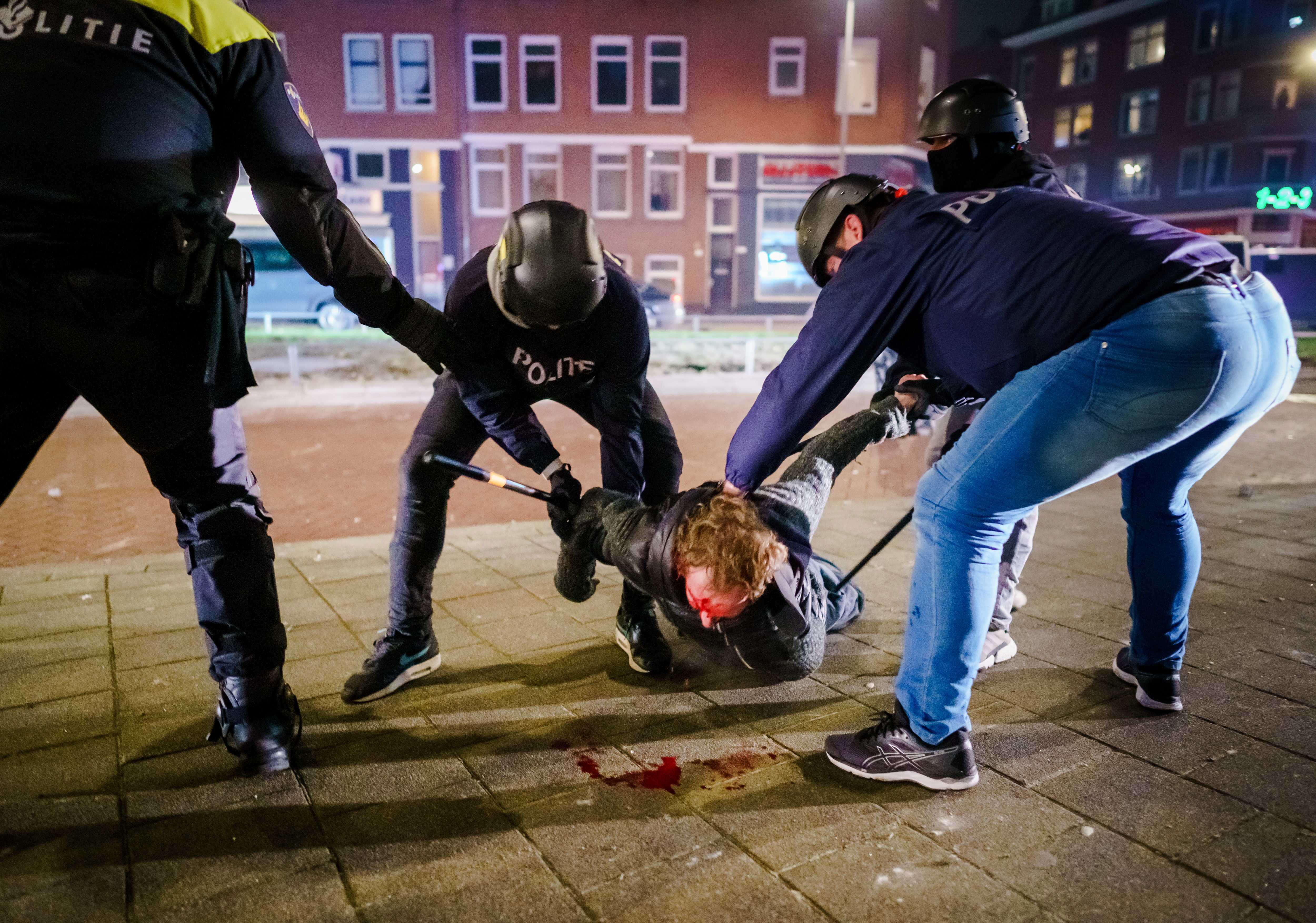 Încă o noapte cu proteste violente în 20 de oraşe din Olanda, din cauza restricţiilor. Sute de tineri au fost arestaţi