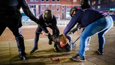 Încă o noapte cu proteste violente în 20 de oraşe din Olanda, din cauza restricţiilor