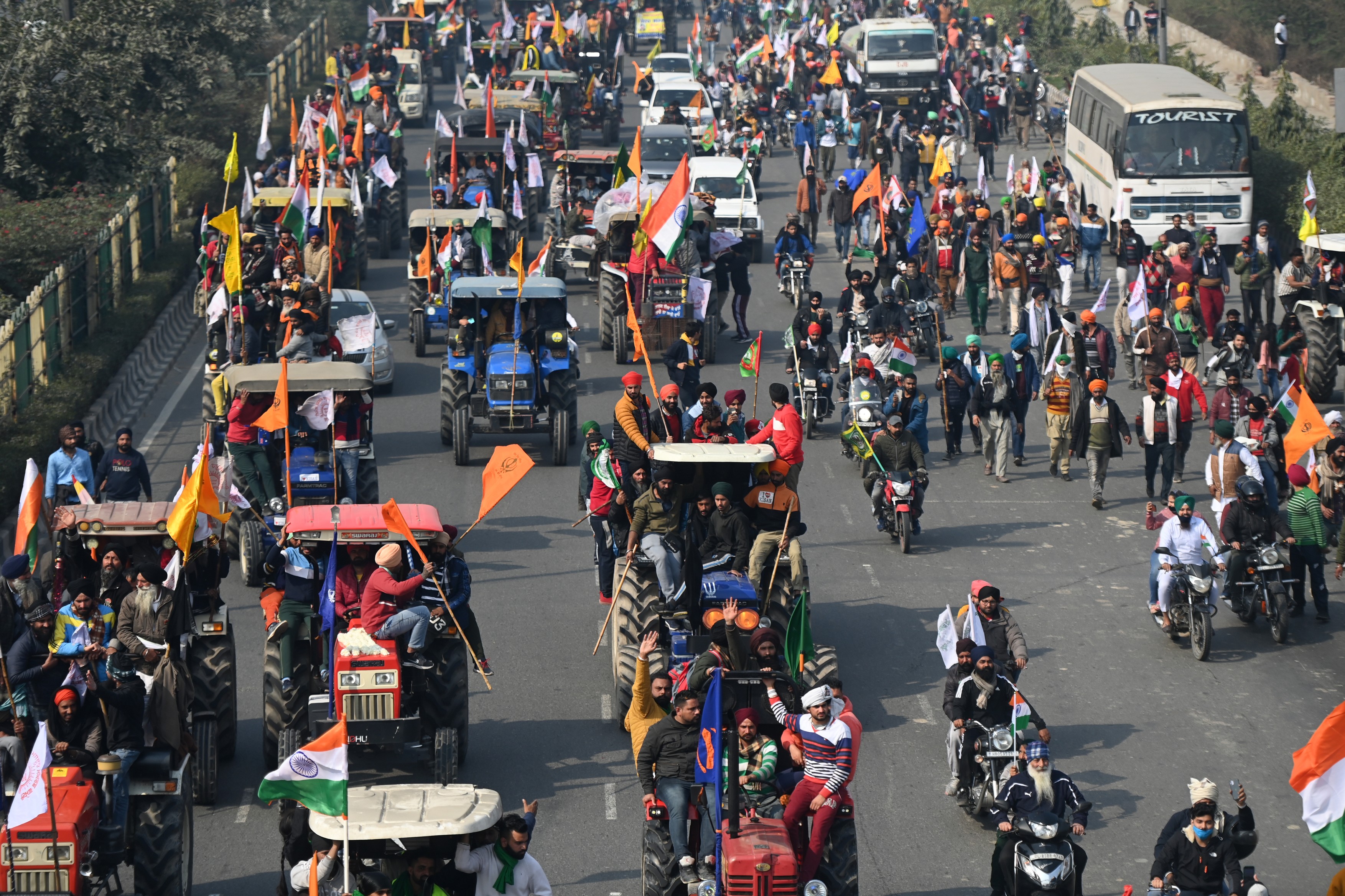 Protest uriaș în India, de ziua națională a țării. Mii de fermieri au intrat cu tractoarele în complexul istoric Fortul Roșu