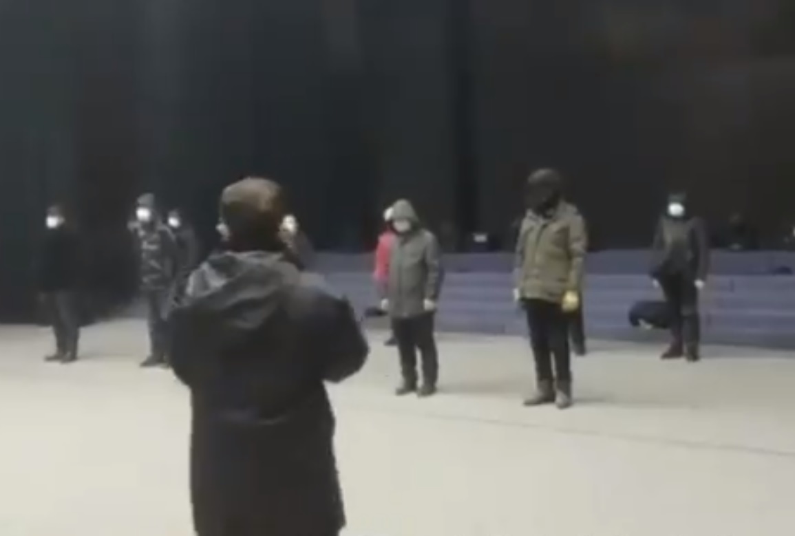 Chinezii care încalcă izolarea la domiciliu vor fi adunați și criticați în mod colectiv de forțele de ordine
