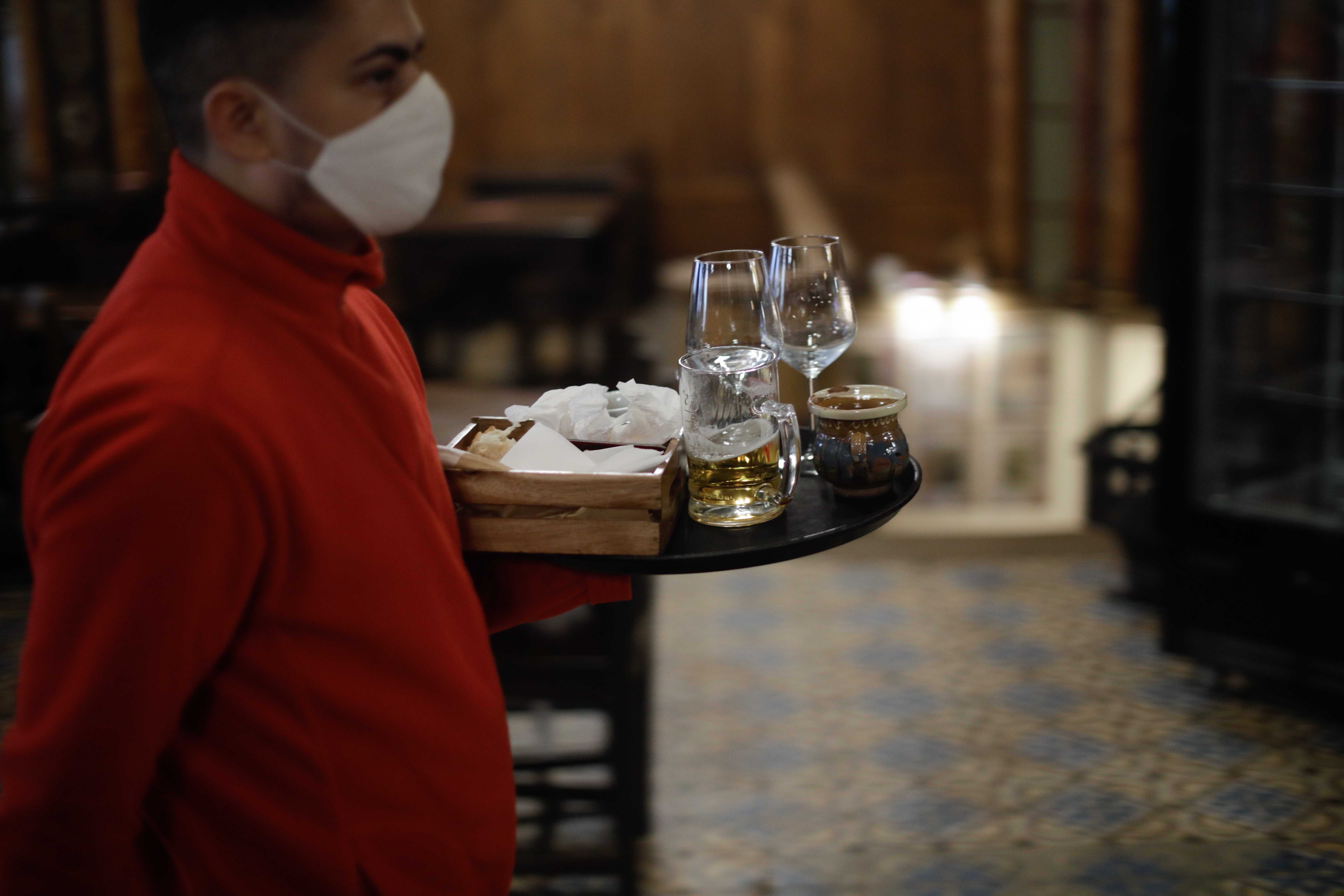 Autoritățile și-au dat seama după 3 zile că au greșit ora închiderii restaurantelor din București. Prefectul Berbeceanu își cere scuze