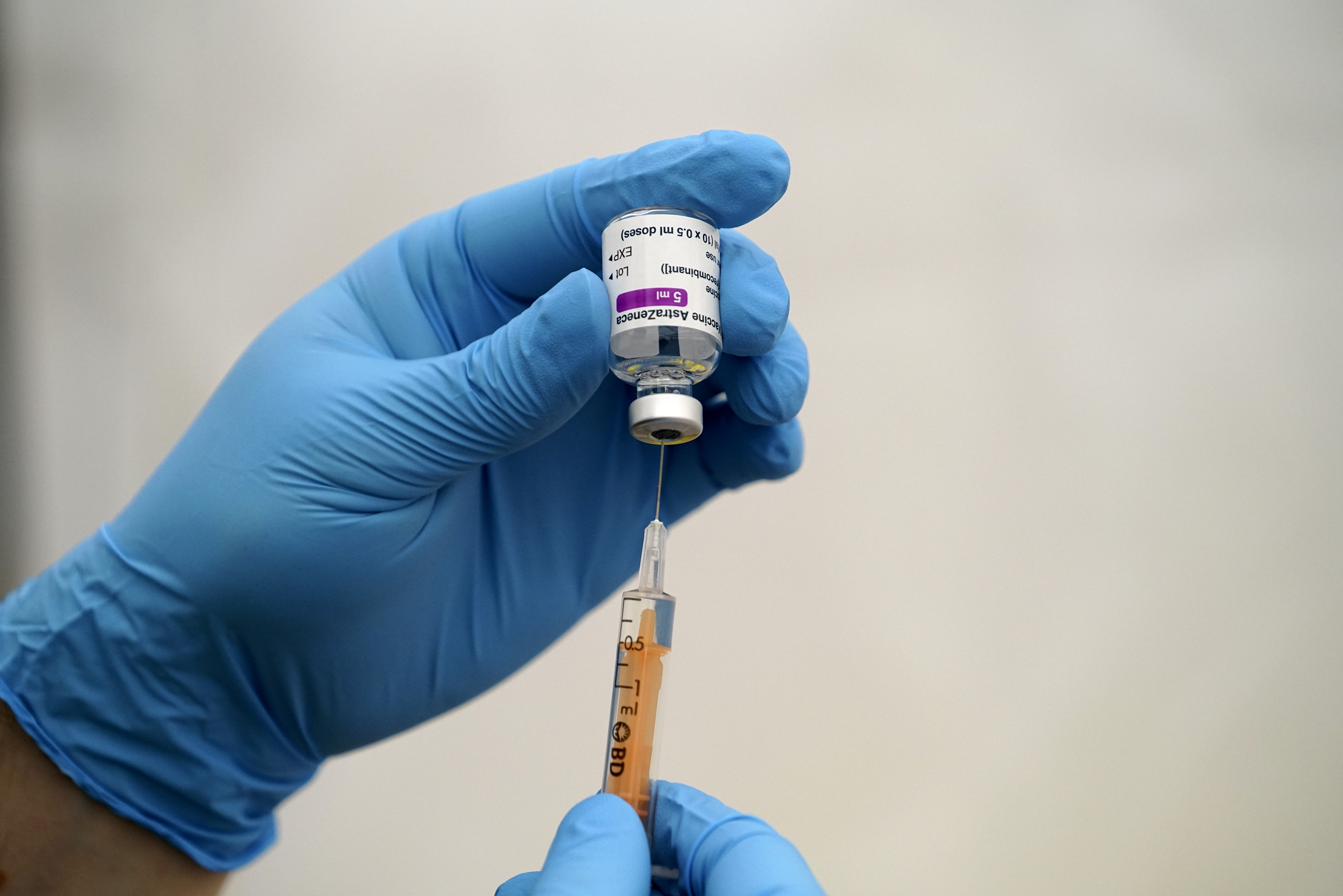 AstraZeneca anunta ca ar putea incepe mai devreme livrarea vaccinului catre UE. Cantitatea de doze ramane incerta