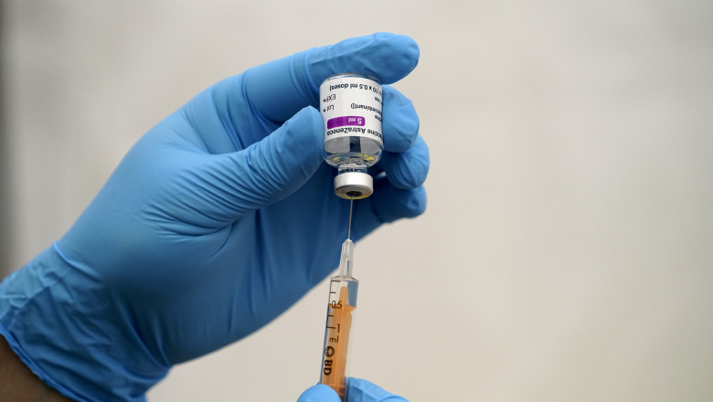 doza de vaccin astrazeneca tinuta in mana