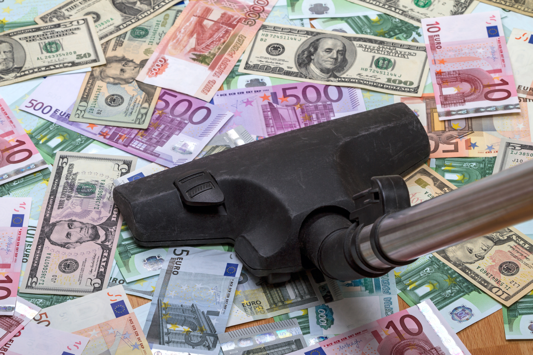 Un roman a furat cu aspiratorul aproape 60.000 de euro din seiful unui supermarket din Germania