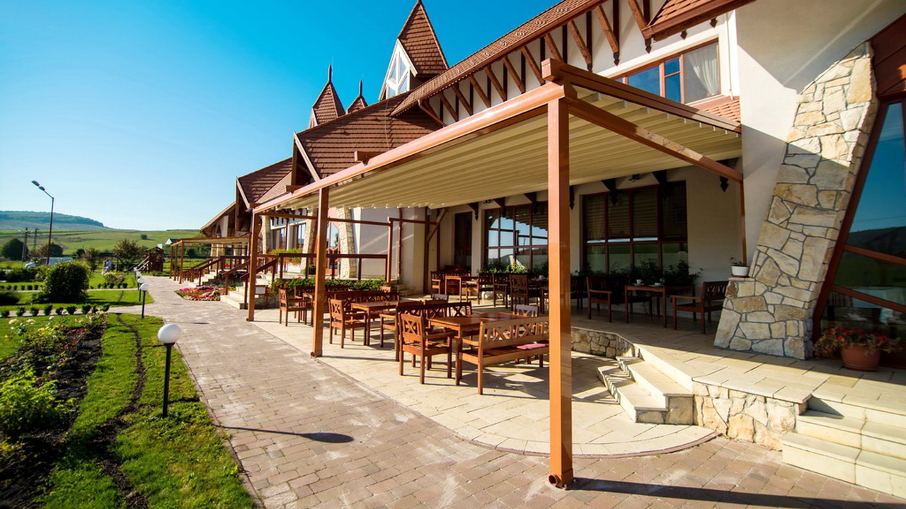 (P) Încotro se îndreaptă amenajările exterioare în 2021? TREND-ul în construcții de terase pentru HoReCa, cu pergole retractabile
