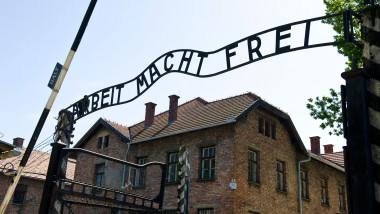 Imagine de la intrarea în lagărul de la Auschwitz
