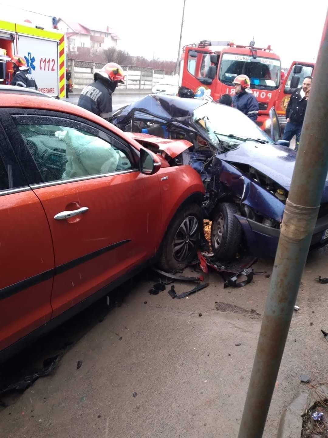 Accident teribil in Bucuresti. Un copil a murit iar altul a fost ranit, dupa ce masina in care se aflau a fost spulberata