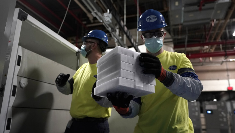 muncitori în fabrica pfizer biontech ambalează vaccinul