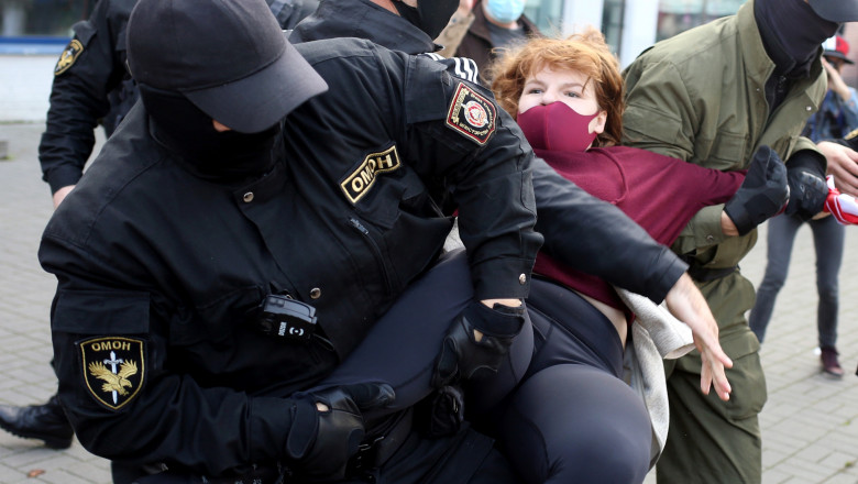 Femeie ridicată de polițisti la un protest din belarus