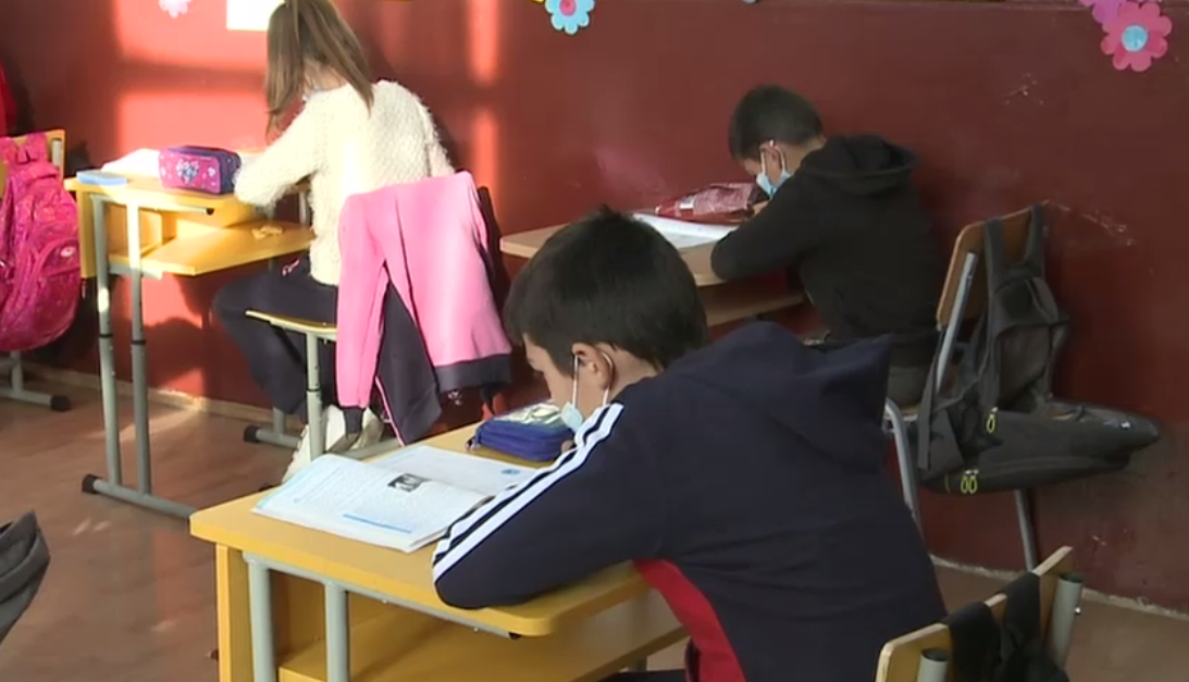 Zece lei pe lună, bursă socială pentru elevii săraci dintr-o comună din Olt