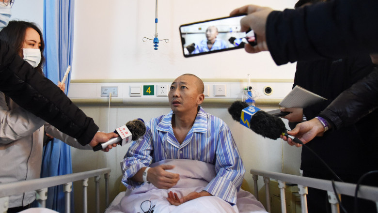 Du An este unul din cei 11 mineri salvați după explozia unei mine de aur din China. El dă un interviu presei de pe patul de spital