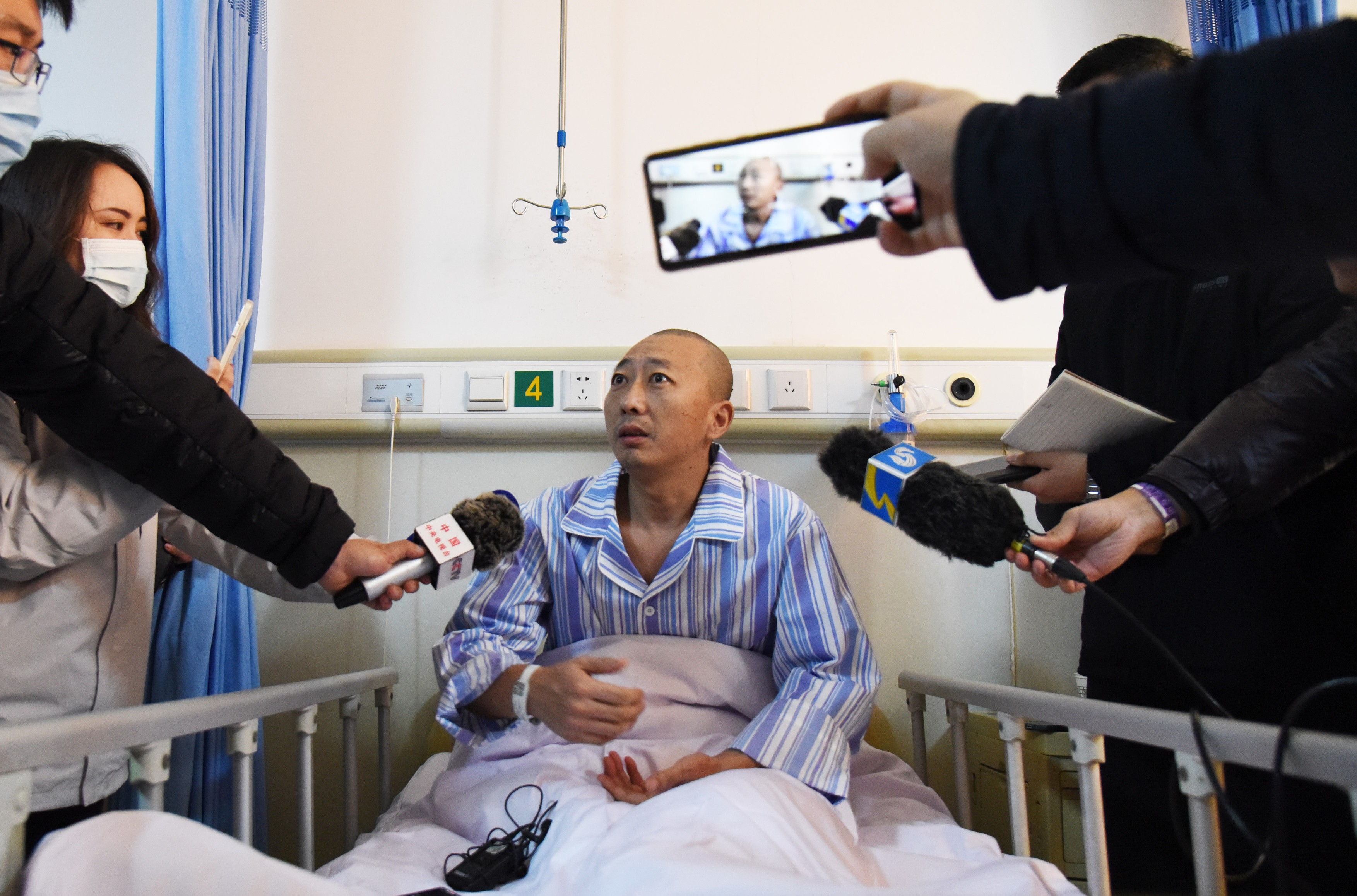 Doi mineri chinezi povestesc despre coșmarul celor 2 săptămâni în care au fost blocați la 600 de metri sub pământ, după explozia minei