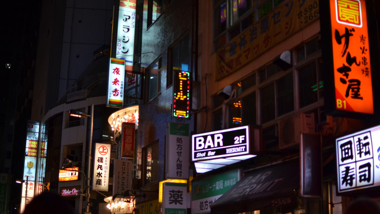 bar pe o strada in tokyo