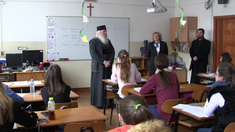 Preoți și profesoară la ora de religie în școală