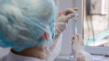 asistentă pregătește vaccinul anti-covid