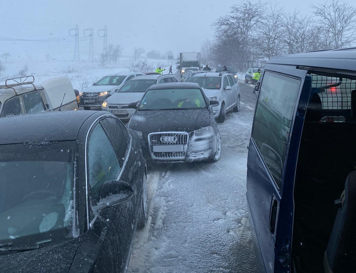Drumuri închise în Constanța din cauza ninsorii abundente. Peste 400 de oameni sunt blocați în mașini