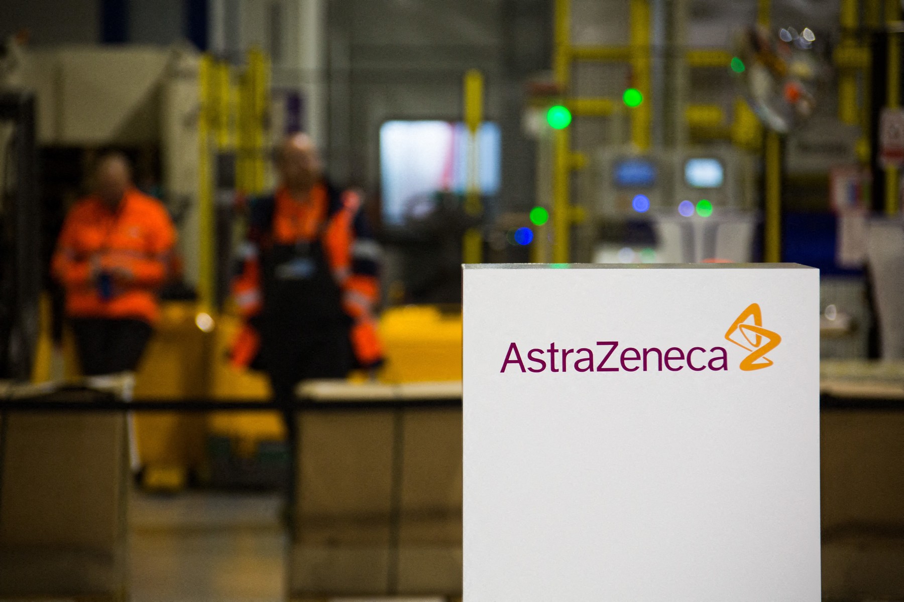 UE solicită companiei AstraZeneca să livreze vaccinurile produse inclusiv în fabricile din Marea Britanie