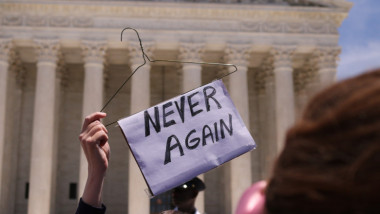 protest impotriva interzicerii avortului, umeras cu un mesaj ridicat de o femeie