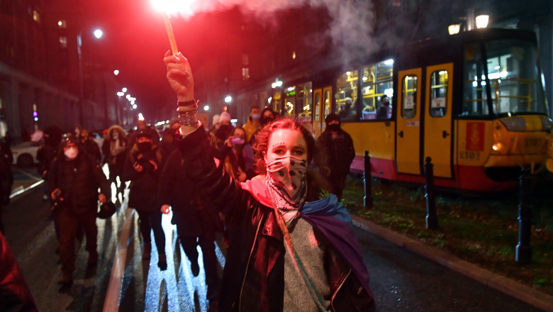 O femeie cu o torta protesteaza in Polonia fata de interzicerea avortului