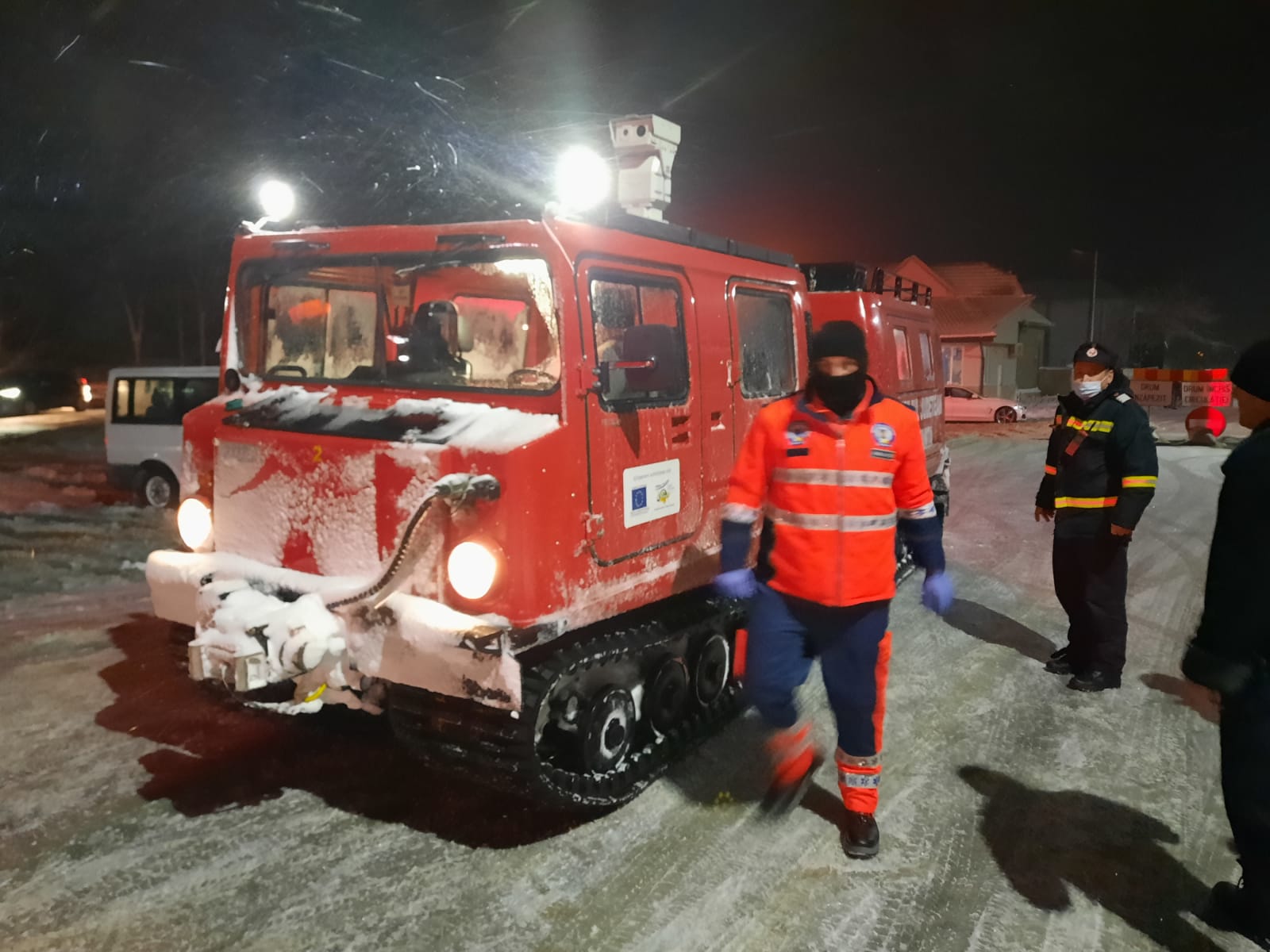 Peste 600 de mașini au rămas înzăpezite pe drumurile din sud estul țării, din cauza viscolului. Recomandări pentru șoferi