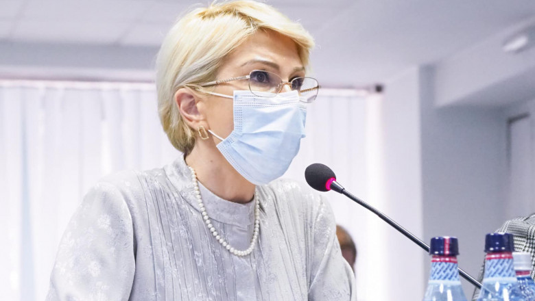 Ministrul Muncii, Raluca Turcan, poart masca de protectie la o conferinta de presa