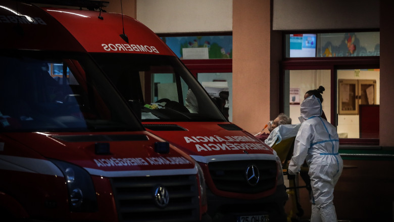 ambulanta si medic cu un pacient pe targa in fata unui spital din portugalia